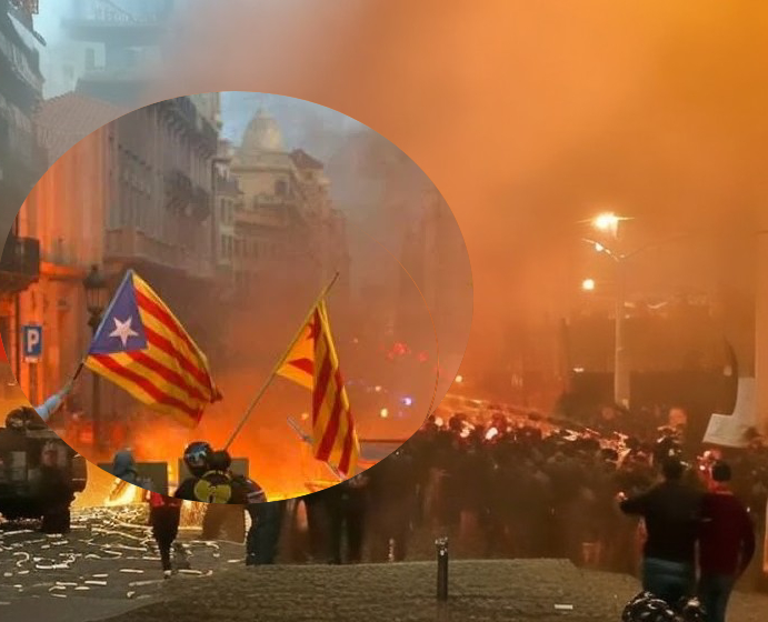 Catalanes fanàtics enarbolando banderas_de_su_nazismo